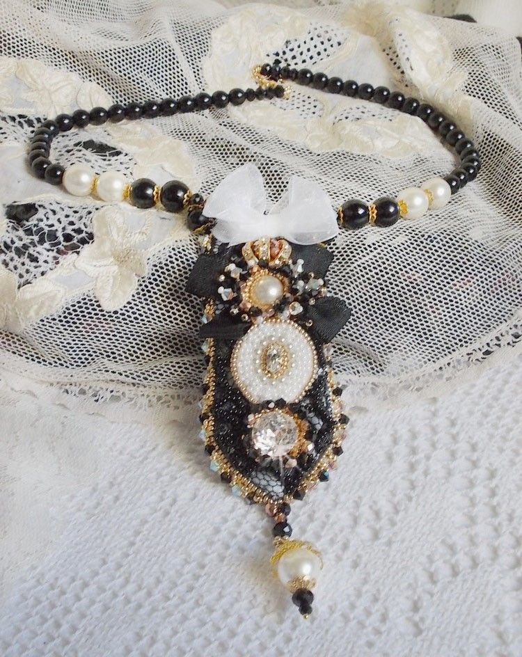 Collier Noir Sacr&eacute; Haute Couture brod&eacute; avec des cristaux : navette, cabochon, perles rondes aplaties, toupies aux couleurs Cristal et Jet, rondelles, perles rondes Verre, rubans, organza et dentelle