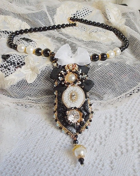 Collier Noir Sacr&eacute; Haute Couture brod&eacute; avec des cristaux : navette, cabochon, perles rondes aplaties, toupies aux couleurs Cristal et Jet, rondelles, perles rondes Verre, rubans, organza et dentelle