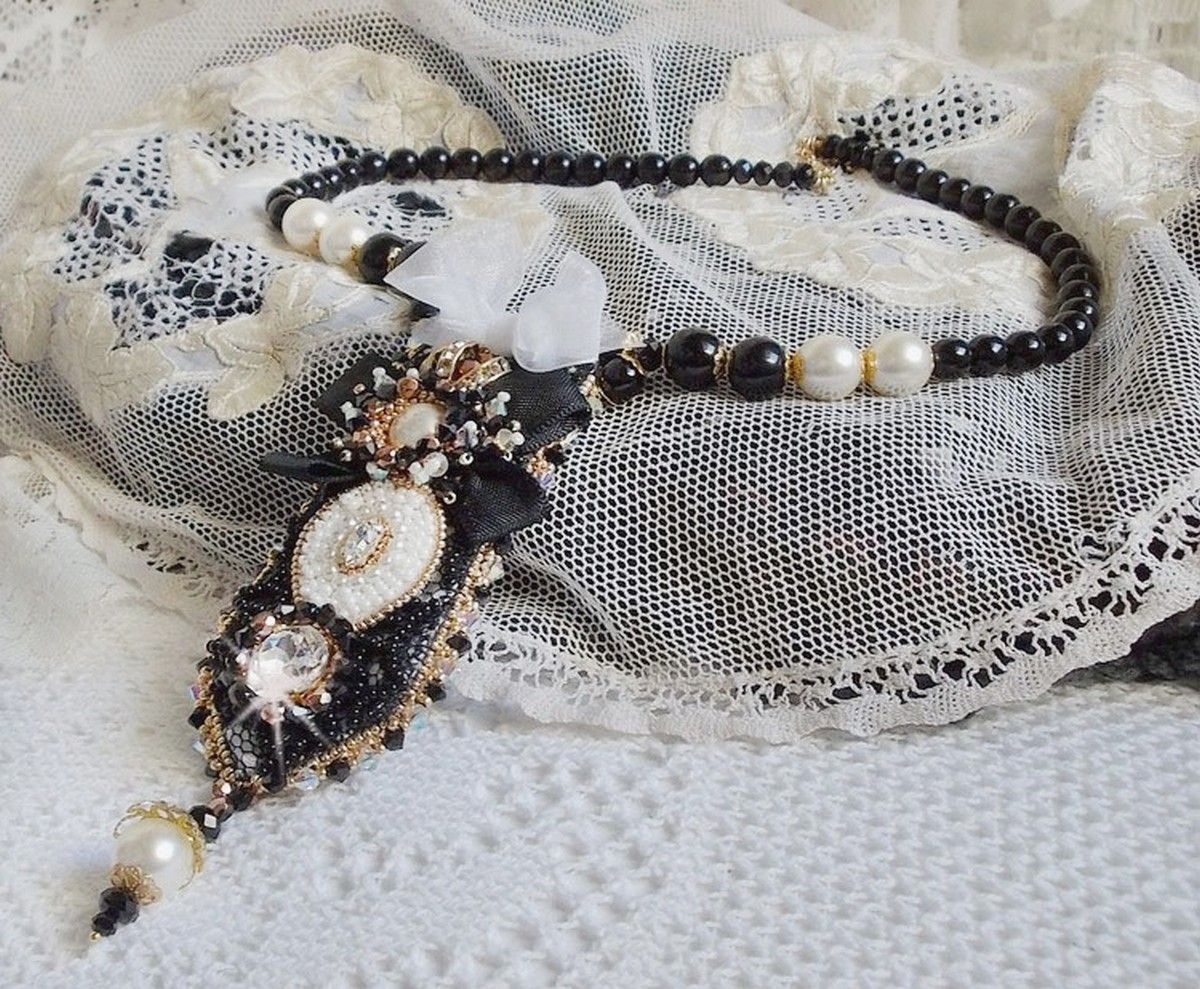 Collier Noir Sacr&eacute; Haute Couture brod&eacute; avec des cristaux : navette, cabochon, perles rondes aplaties, toupies aux couleurs Cristal et Jet, rondelles, perles rondes Verre, rubans, organza et dentelle