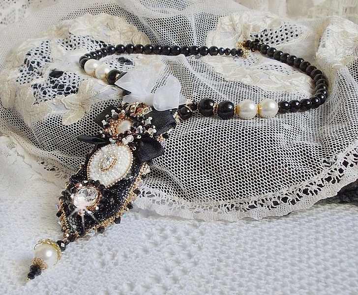 Collier Noir Sacr&eacute; Haute Couture brod&eacute; avec des cristaux : navette, cabochon, perles rondes aplaties, toupies aux couleurs Cristal et Jet, rondelles, perles rondes Verre, rubans, organza et dentelle