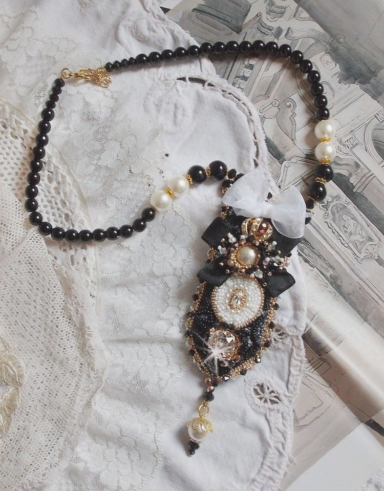 Collier Noir Sacr&eacute; Haute Couture brod&eacute; avec des cristaux : navette, cabochon, perles rondes aplaties, toupies aux couleurs Cristal et Jet, rondelles, perles rondes Verre, rubans, organza et dentelle