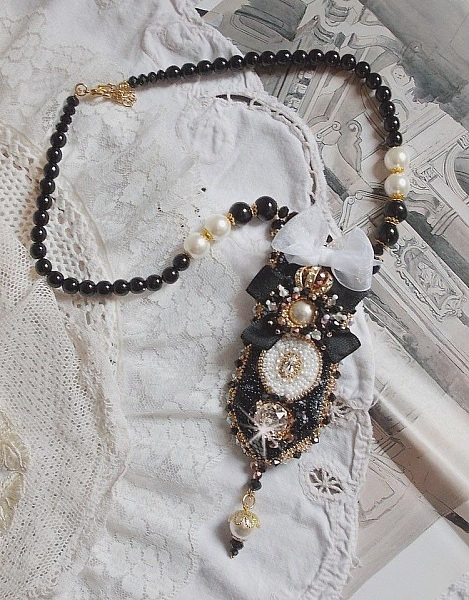 Collier Noir Sacr&eacute; Haute Couture brod&eacute; avec des cristaux : navette, cabochon, perles rondes aplaties, toupies aux couleurs Cristal et Jet, rondelles, perles rondes Verre, rubans, organza et dentelle