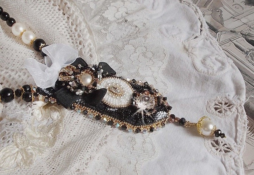 Collier Noir Sacr&eacute; Haute Couture brod&eacute; avec des cristaux : navette, cabochon, perles rondes aplaties, toupies aux couleurs Cristal et Jet, rondelles, perles rondes Verre, rubans, organza et dentelle