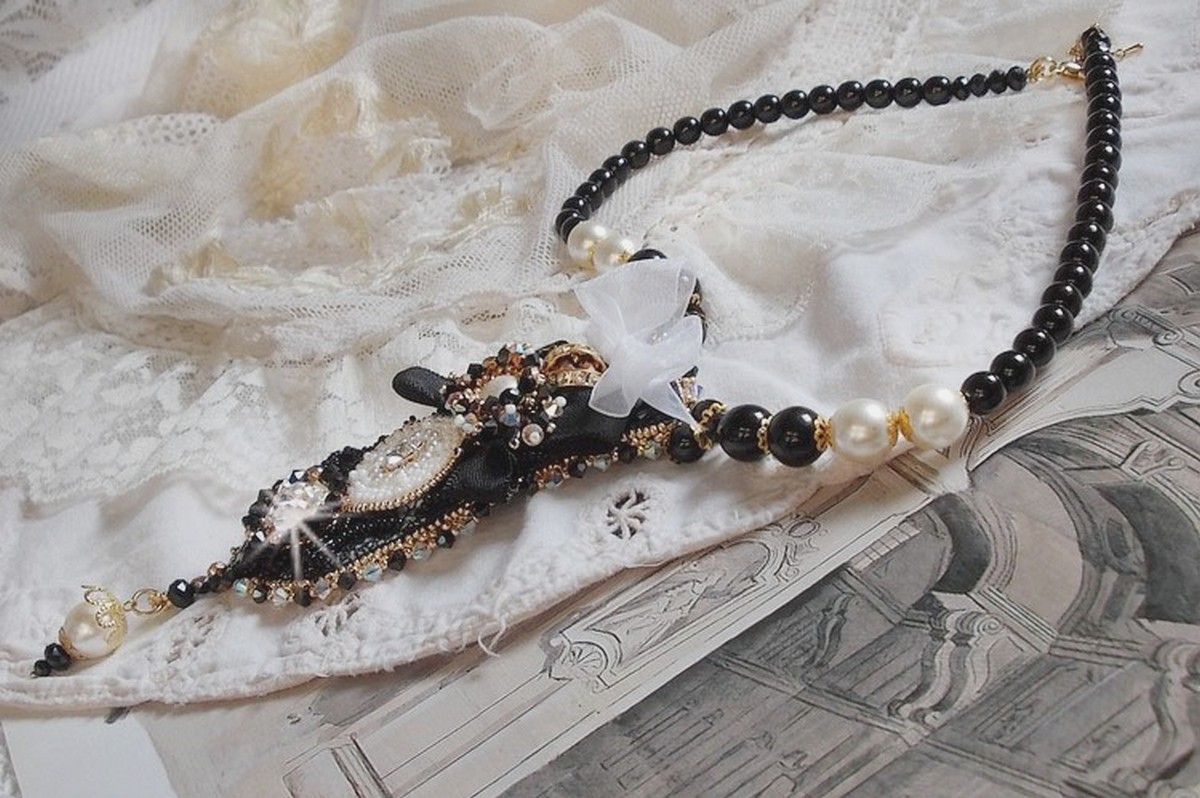 Collier Noir Sacr&eacute; Haute Couture brod&eacute; avec des cristaux : navette, cabochon, perles rondes aplaties, toupies aux couleurs Cristal et Jet, rondelles, perles rondes Verre, rubans, organza et dentelle