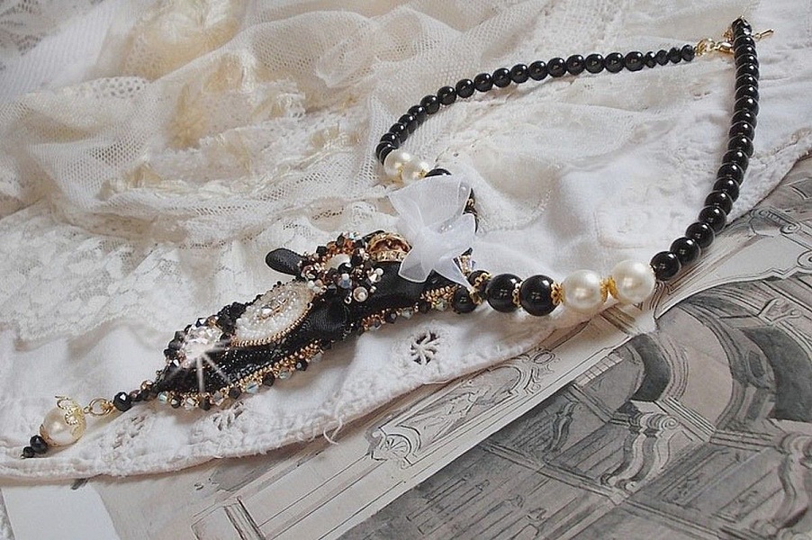 Collier Noir Sacr&eacute; Haute Couture brod&eacute; avec des cristaux : navette, cabochon, perles rondes aplaties, toupies aux couleurs Cristal et Jet, rondelles, perles rondes Verre, rubans, organza et dentelle