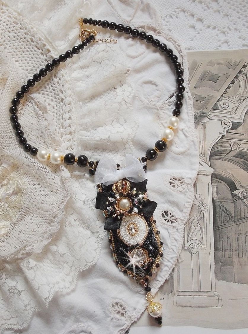 Collier Noir Sacr&eacute; Haute Couture brod&eacute; avec des cristaux : navette, cabochon, perles rondes aplaties, toupies aux couleurs Cristal et Jet, rondelles, perles rondes Verre, rubans, organza et dentelle