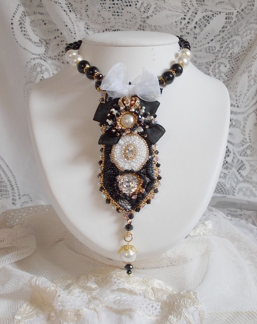 Collier Noir Sacr&eacute; Haute Couture brod&eacute; avec des cristaux : navette, cabochon, perles rondes aplaties, toupies aux couleurs Cristal et Jet, rondelles, perles rondes Verre, rubans, organza et dentelle