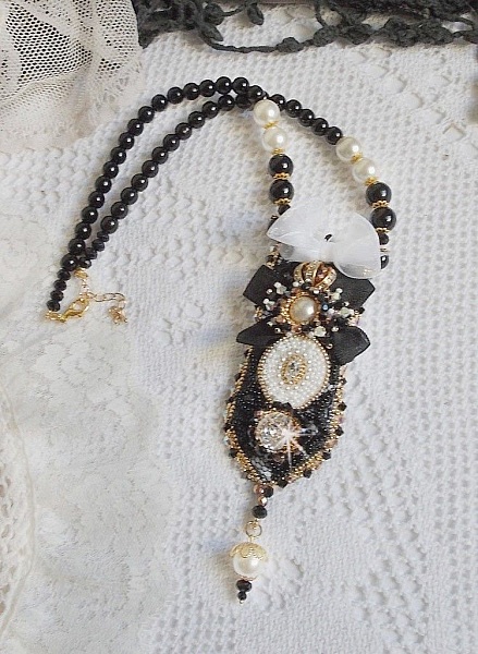Collier Noir Sacr&eacute; Haute Couture brod&eacute; avec des cristaux : navette, cabochon, perles rondes aplaties, toupies aux couleurs Cristal et Jet, rondelles, perles rondes Verre, rubans, organza et dentelle
