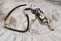 Collier Noir Sacr&eacute; Haute Couture brod&eacute; avec des cristaux : navette, cabochon, perles rondes aplaties, toupies aux couleurs Cristal et Jet, rondelles, perles rondes Verre, rubans, organza et dentelle