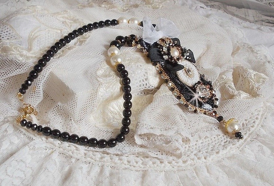 Collier Noir Sacr&eacute; Haute Couture brod&eacute; avec des cristaux : navette, cabochon, perles rondes aplaties, toupies aux couleurs Cristal et Jet, rondelles, perles rondes Verre, rubans, organza et dentelle