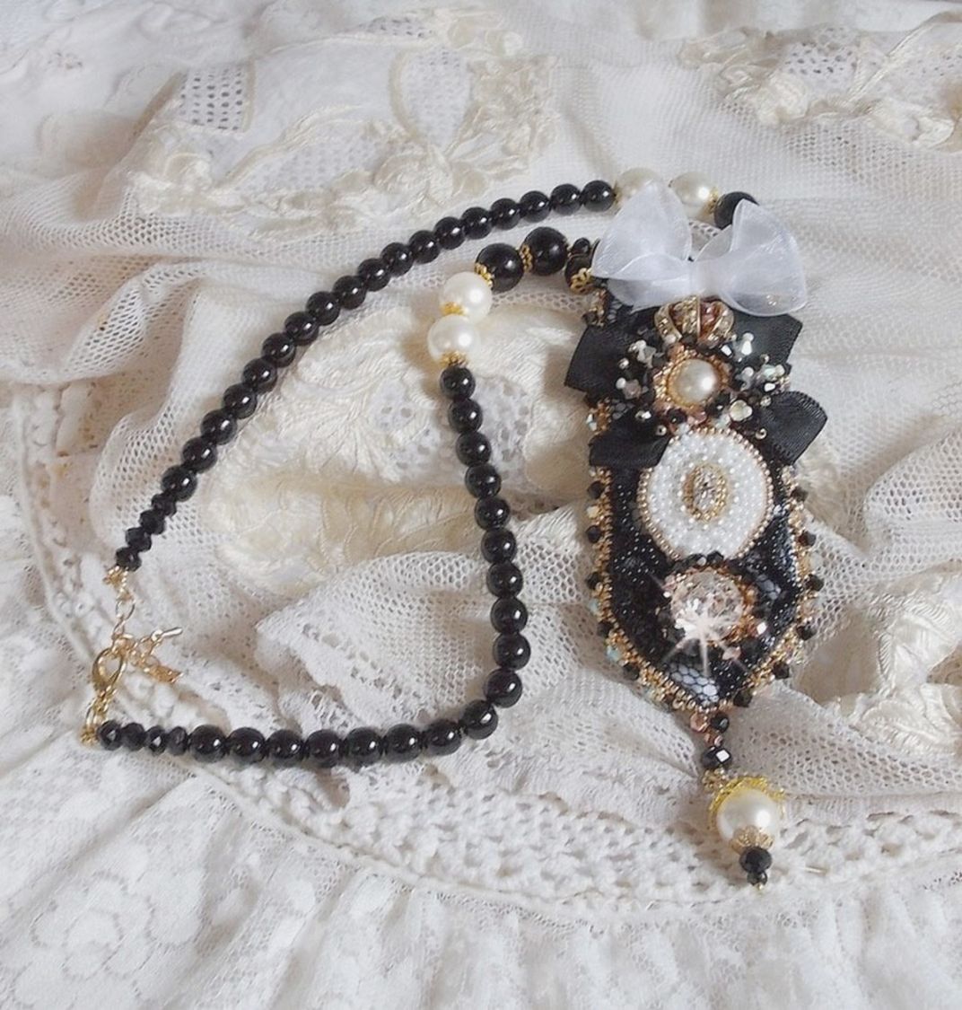 Collier Noir Sacr&eacute; Haute Couture brod&eacute; avec des cristaux : navette, cabochon, perles rondes aplaties, toupies aux couleurs Cristal et Jet, rondelles, perles rondes Verre, rubans, organza et dentelle