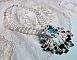 Plastron Oc&eacute;ane brod&eacute; avec un cabochon poire Aquamarine &agrave; laquelle s'ajoute des perles nacr&eacute;es, cristaux, Argent 925, cuir, perles rondes lisses et rocailles aux couleurs de la mer, un style marin