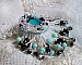 Plastron Oc&eacute;ane brod&eacute; avec un cabochon poire Aquamarine &agrave; laquelle s'ajoute des perles nacr&eacute;es, cristaux, Argent 925, cuir, perles rondes lisses et rocailles aux couleurs de la mer, un style marin
