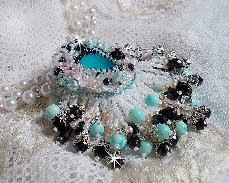 Plastron Oc&eacute;ane brod&eacute; avec un cabochon poire Aquamarine &agrave; laquelle s'ajoute des perles nacr&eacute;es, cristaux, Argent 925, cuir, perles rondes lisses et rocailles aux couleurs de la mer, un style marin