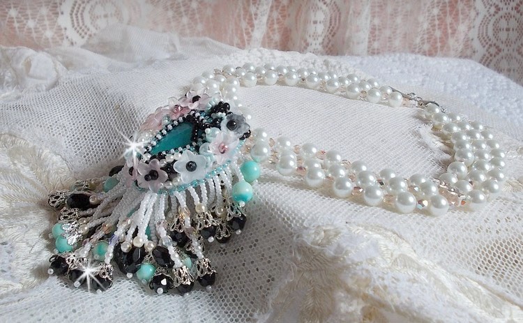 Plastron Oc&eacute;ane brod&eacute; avec un cabochon poire Aquamarine &agrave; laquelle s'ajoute des perles nacr&eacute;es, cristaux, Argent 925, cuir, perles rondes lisses et rocailles aux couleurs de la mer, un style marin