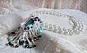 Plastron Oc&eacute;ane brod&eacute; avec un cabochon poire Aquamarine &agrave; laquelle s'ajoute des perles nacr&eacute;es, cristaux, Argent 925, cuir, perles rondes lisses et rocailles aux couleurs de la mer, un style marin