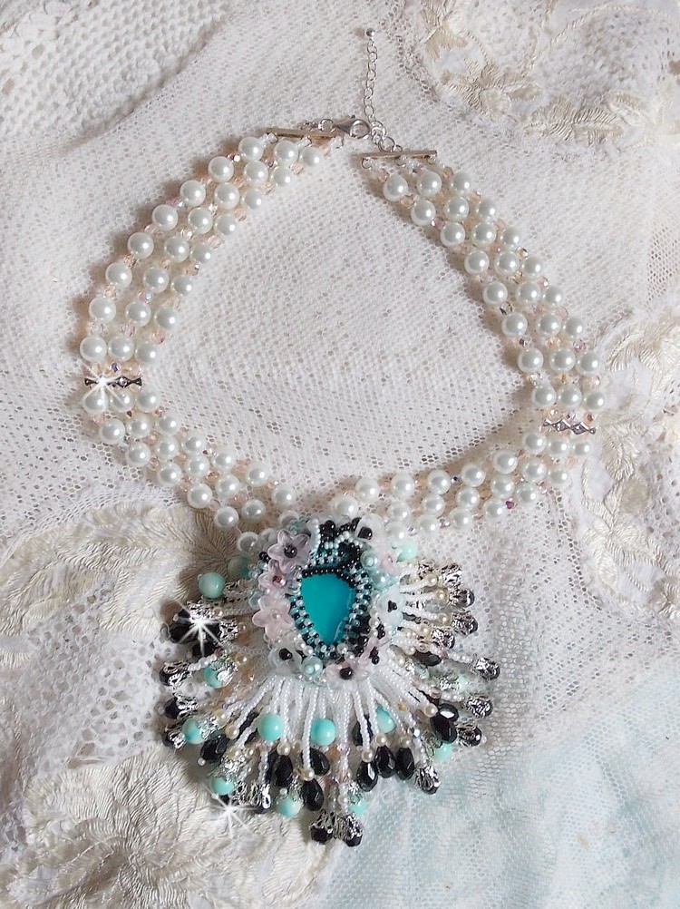 Plastron Oc&eacute;ane brod&eacute; avec un cabochon poire Aquamarine &agrave; laquelle s'ajoute des perles nacr&eacute;es, cristaux, Argent 925, cuir, perles rondes lisses et rocailles aux couleurs de la mer, un style marin