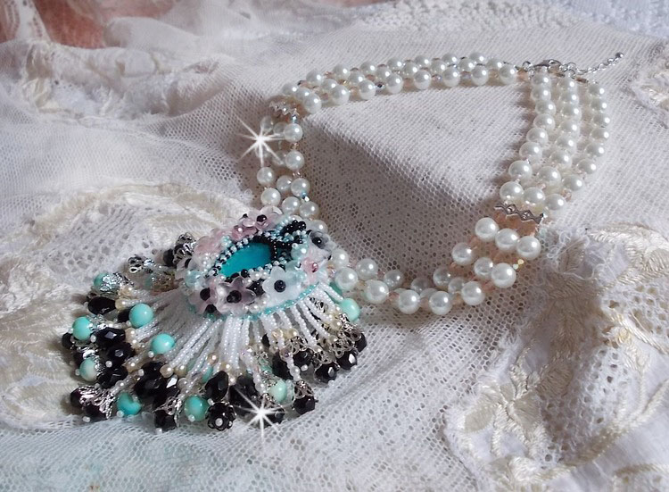 Plastron Oc&eacute;ane brod&eacute; avec un cabochon poire Aquamarine &agrave; laquelle s'ajoute des perles nacr&eacute;es, cristaux, Argent 925, cuir, perles rondes lisses et rocailles aux couleurs de la mer, un style marin