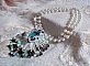 Plastron Oc&eacute;ane brod&eacute; avec un cabochon poire Aquamarine &agrave; laquelle s'ajoute des perles nacr&eacute;es, cristaux, Argent 925, cuir, perles rondes lisses et rocailles aux couleurs de la mer, un style marin