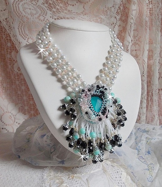 Plastron Oc&eacute;ane brod&eacute; avec un cabochon poire Aquamarine &agrave; laquelle s'ajoute des perles nacr&eacute;es, cristaux, Argent 925, cuir, perles rondes lisses et rocailles aux couleurs de la mer, un style marin