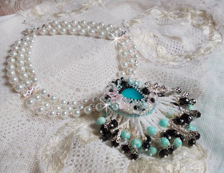 Plastron Oc&eacute;ane brod&eacute; avec un cabochon poire Aquamarine &agrave; laquelle s'ajoute des perles nacr&eacute;es, cristaux, Argent 925, cuir, perles rondes lisses et rocailles aux couleurs de la mer, un style marin