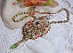 Collier L&rsquo;Oiseau des Iles brod&eacute; fa&ccedil;on Art Nouveau sur une su&eacute;dine avec une estampe o&ugrave; se niche diff&eacute;rents cristaux de tailles et couleurs diff&eacute;rentes, des rocailles Miyuki et des perles Antiques 