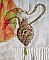 Collier L&rsquo;Oiseau des Iles brod&eacute; fa&ccedil;on Art Nouveau sur une su&eacute;dine avec une estampe o&ugrave; se niche diff&eacute;rents cristaux de tailles et couleurs diff&eacute;rentes, des rocailles Miyuki et des perles Antiques 