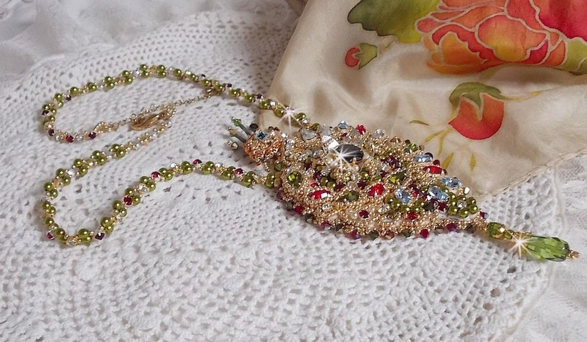 Collier L&rsquo;Oiseau des Iles brod&eacute; fa&ccedil;on Art Nouveau sur une su&eacute;dine avec une estampe o&ugrave; se niche diff&eacute;rents cristaux de tailles et couleurs diff&eacute;rentes, des rocailles Miyuki et des perles Antiques 