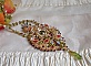Collier L&rsquo;Oiseau des Iles brod&eacute; fa&ccedil;on Art Nouveau sur une su&eacute;dine avec une estampe o&ugrave; se niche diff&eacute;rents cristaux de tailles et couleurs diff&eacute;rentes, des rocailles Miyuki et des perles Antiques 