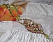 Collier L&rsquo;Oiseau des Iles brod&eacute; fa&ccedil;on Art Nouveau sur une su&eacute;dine avec une estampe o&ugrave; se niche diff&eacute;rents cristaux de tailles et couleurs diff&eacute;rentes, des rocailles Miyuki et des perles Antiques 