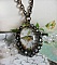 Collier Oiseau des Jardins s&rsquo;inspire d&rsquo;un oiseau dans la nature. Sur une base d&rsquo;un pendentif, ce motif est orn&eacute; de cristaux : n&oelig;ud et cabochons aux nuances cristal et P&eacute;ridot. Mont&eacute; sur cha&icirc;ne Laiton