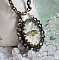 Collier Oiseau des Jardins s&rsquo;inspire d&rsquo;un oiseau dans la nature. Sur une base d&rsquo;un pendentif, ce motif est orn&eacute; de cristaux : n&oelig;ud et cabochons aux nuances cristal et P&eacute;ridot. Mont&eacute; sur cha&icirc;ne Laiton