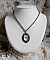 Collier Oiseau des Jardins s&rsquo;inspire d&rsquo;un oiseau dans la nature. Sur une base d&rsquo;un pendentif, ce motif est orn&eacute; de cristaux : n&oelig;ud et cabochons aux nuances cristal et P&eacute;ridot. Mont&eacute; sur cha&icirc;ne Laiton