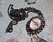 Collier Oiseau des Jardins s&rsquo;inspire d&rsquo;un oiseau dans la nature. Sur une base d&rsquo;un pendentif, ce motif est orn&eacute; de cristaux : n&oelig;ud et cabochons aux nuances cristal et P&eacute;ridot. Mont&eacute; sur cha&icirc;ne Laiton
