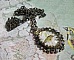 Collier Oiseau des Jardins s&rsquo;inspire d&rsquo;un oiseau dans la nature. Sur une base d&rsquo;un pendentif, ce motif est orn&eacute; de cristaux : n&oelig;ud et cabochons aux nuances cristal et P&eacute;ridot. Mont&eacute; sur cha&icirc;ne Laiton