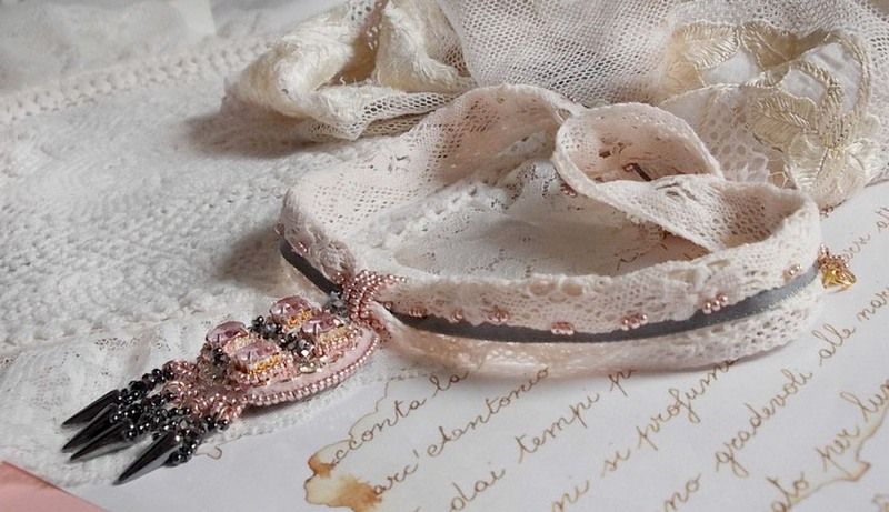 Collier Pampilles Rose et Gris avec des cristaux de Swarovski et perles de haute qualit&eacute;.