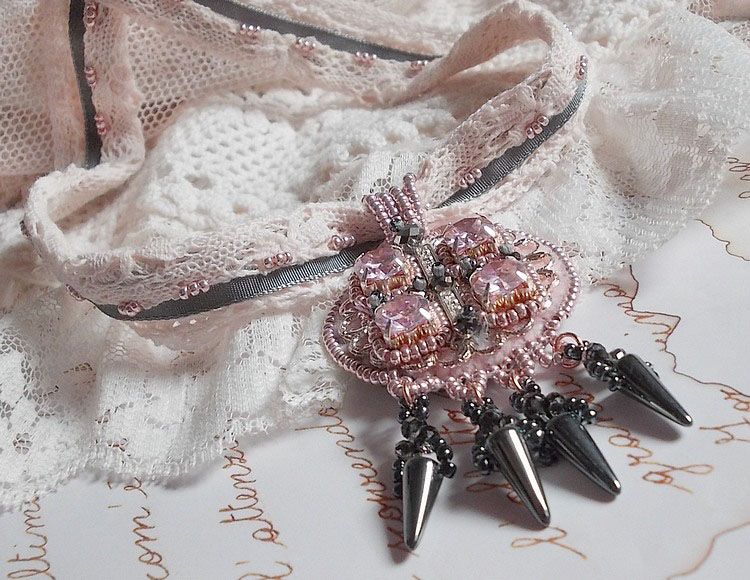 Collier Pampilles Rose et Gris avec des cristaux de Swarovski et perles de haute qualit&eacute;.