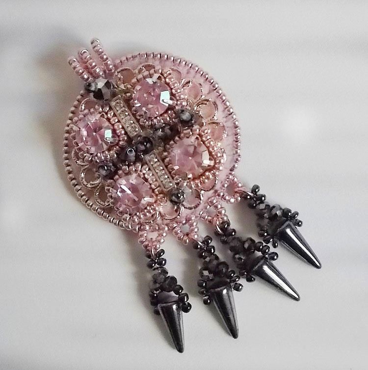 Collier Pampilles Rose et Gris avec des cristaux de Swarovski et perles de haute qualit&eacute;.