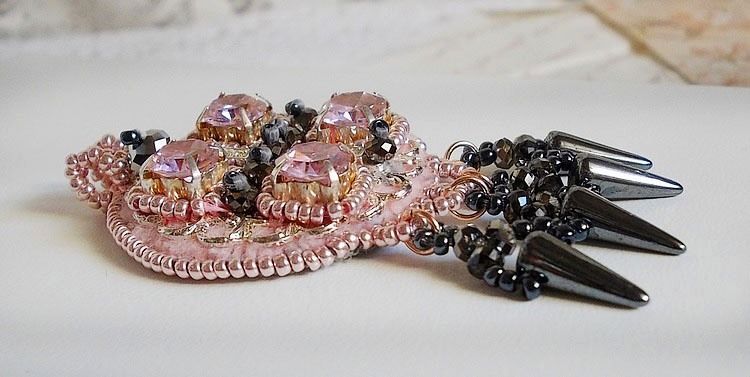 Collier Pampilles Rose et Gris avec des cristaux de Swarovski et perles de haute qualit&eacute;.