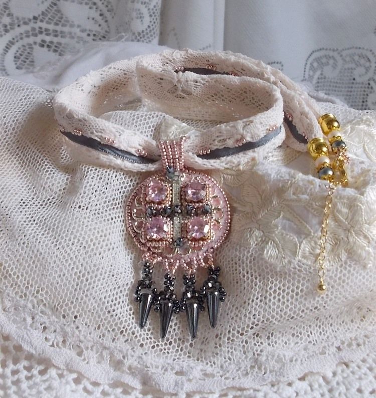 Collier Pampilles Rose et Gris avec des cristaux de Swarovski et perles de haute qualit&eacute;.