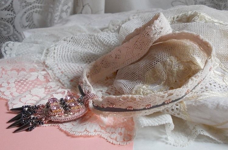 Collier Pampilles Rose et Gris avec des cristaux de Swarovski et perles de haute qualit&eacute;.