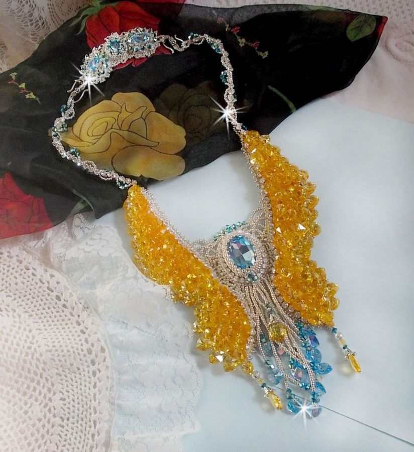 Plastron Papillon de Versailles Haute Couture brod&eacute; avec c&oelig;urs et cabochons en cristal de Swarovski aux couleurs Jaune d&rsquo;Or, Bleu et Argent. S&rsquo;ajoute des rocailles pour un style Art Nouveau !