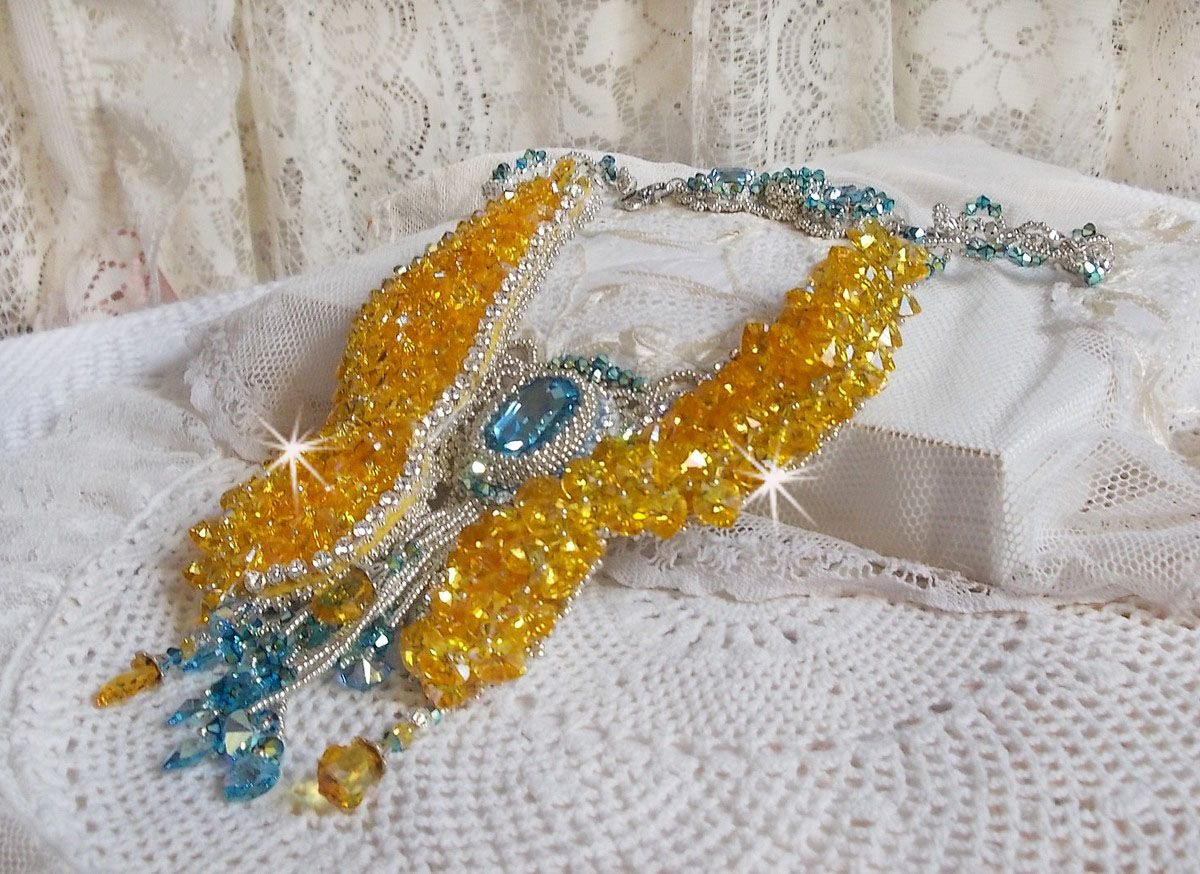 Plastron Papillon de Versailles Haute Couture brod&eacute; avec c&oelig;urs et cabochons en cristal de Swarovski aux couleurs Jaune d&rsquo;Or, Bleu et Argent. S&rsquo;ajoute des rocailles pour un style Art Nouveau !