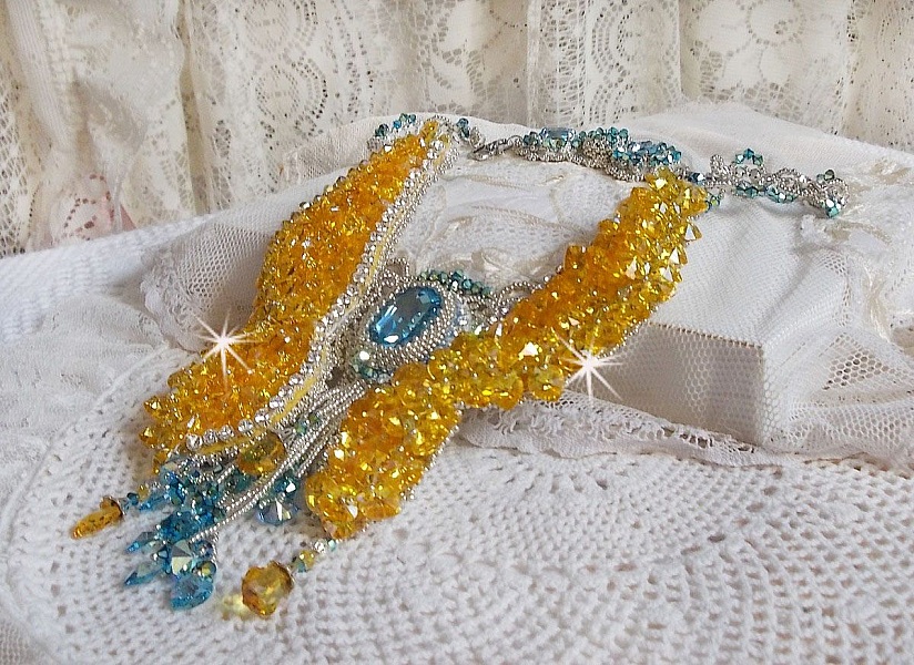 Plastron Papillon de Versailles Haute Couture brod&eacute; avec c&oelig;urs et cabochons en cristal de Swarovski aux couleurs Jaune d&rsquo;Or, Bleu et Argent. S&rsquo;ajoute des rocailles pour un style Art Nouveau !