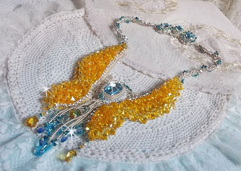 Plastron Papillon de Versailles Haute Couture brod&eacute; avec c&oelig;urs et cabochons en cristal de Swarovski aux couleurs Jaune d&rsquo;Or, Bleu et Argent. S&rsquo;ajoute des rocailles pour un style Art Nouveau !