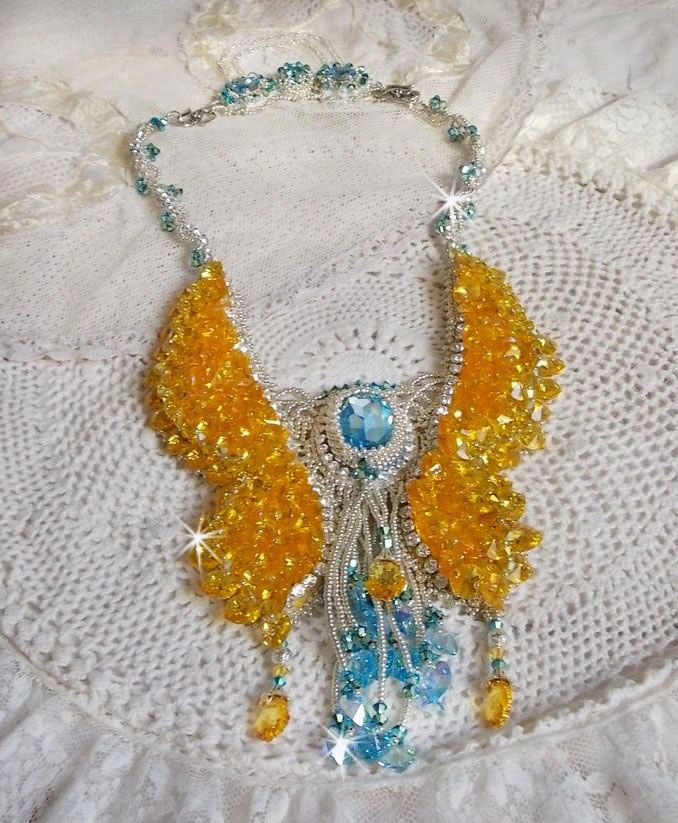 Plastron Papillon de Versailles Haute Couture brod&eacute; avec c&oelig;urs et cabochons en cristal de Swarovski aux couleurs Jaune d&rsquo;Or, Bleu et Argent. S&rsquo;ajoute des rocailles pour un style Art Nouveau !
