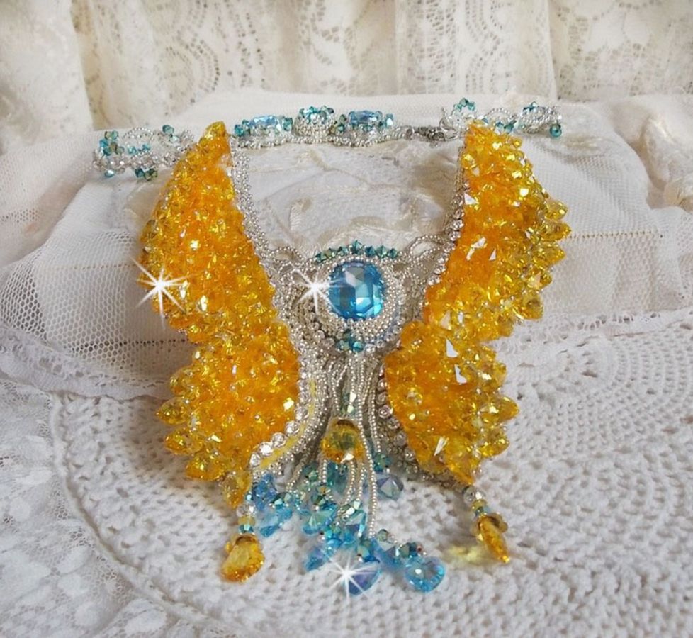 Plastron Papillon de Versailles Haute Couture brod&eacute; avec c&oelig;urs et cabochons en cristal de Swarovski aux couleurs Jaune d&rsquo;Or, Bleu et Argent. S&rsquo;ajoute des rocailles pour un style Art Nouveau !