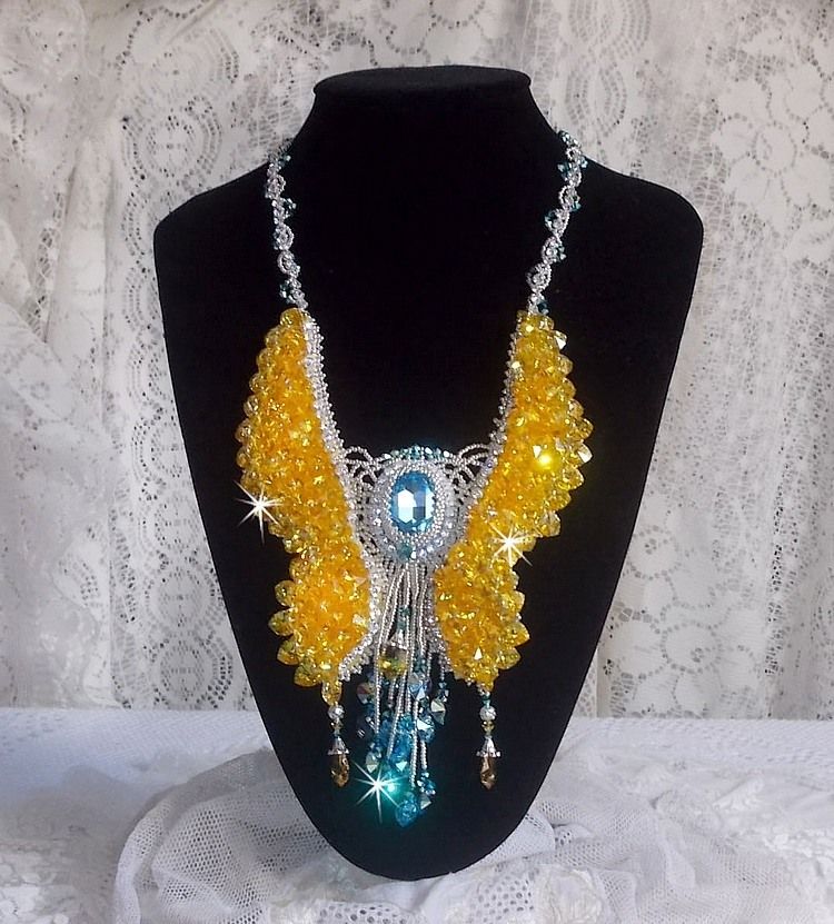 Plastron Papillon de Versailles Haute Couture brod&eacute; avec c&oelig;urs et cabochons en cristal de Swarovski aux couleurs Jaune d&rsquo;Or, Bleu et Argent. S&rsquo;ajoute des rocailles pour un style Art Nouveau !