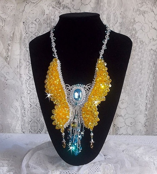 Plastron Papillon de Versailles Haute Couture brod&eacute; avec c&oelig;urs et cabochons en cristal de Swarovski aux couleurs Jaune d&rsquo;Or, Bleu et Argent. S&rsquo;ajoute des rocailles pour un style Art Nouveau !