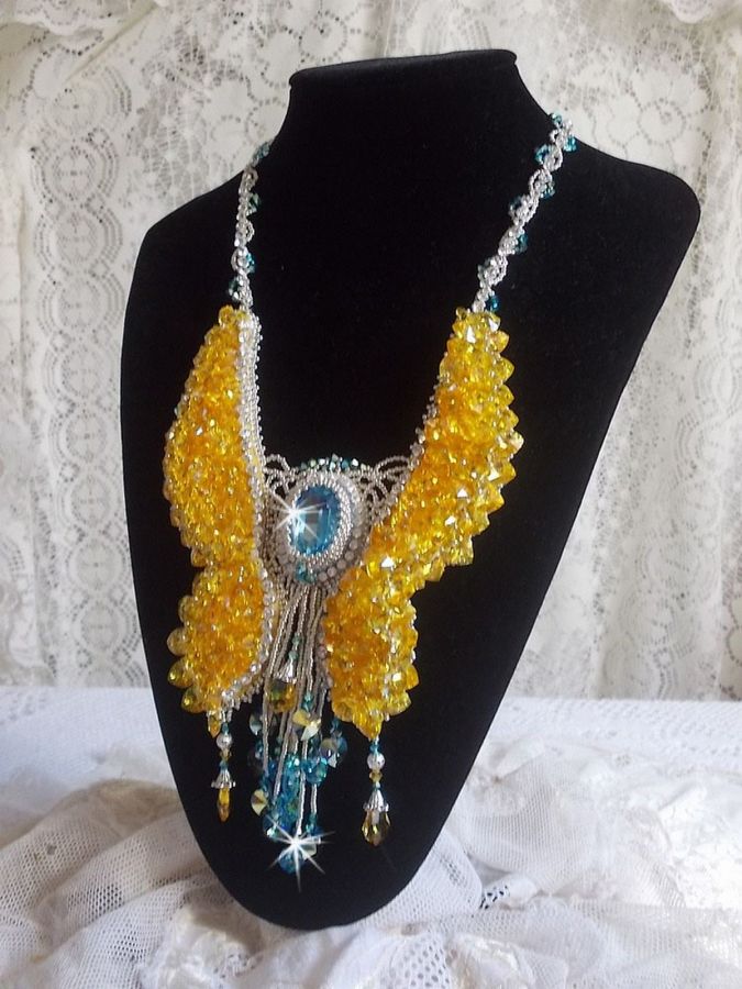 Plastron Papillon de Versailles Haute Couture brod&eacute; avec c&oelig;urs et cabochons en cristal de Swarovski aux couleurs Jaune d&rsquo;Or, Bleu et Argent. S&rsquo;ajoute des rocailles pour un style Art Nouveau !